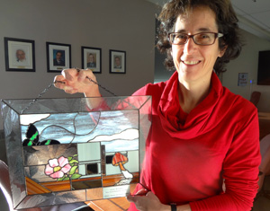 En novembre 2012, Anne Bruneau s’est vu décerner le prix Pierre-Dansereau par l’Association des biologistes du Québec. Un vitrail de l’artiste Suzanne Maillé a été remis à Anne. Il illustre entre autres le Centre et ses collections, la sérigraphie des fenêtres du Centre (Sorbus), et la rose. - © Fixez l'objectif