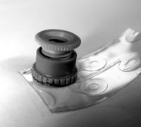 Laboratoire sur puce microfluidique réalisé sur une puce flexible transparente munie d'un connecteur microfluidique. - © RQMP