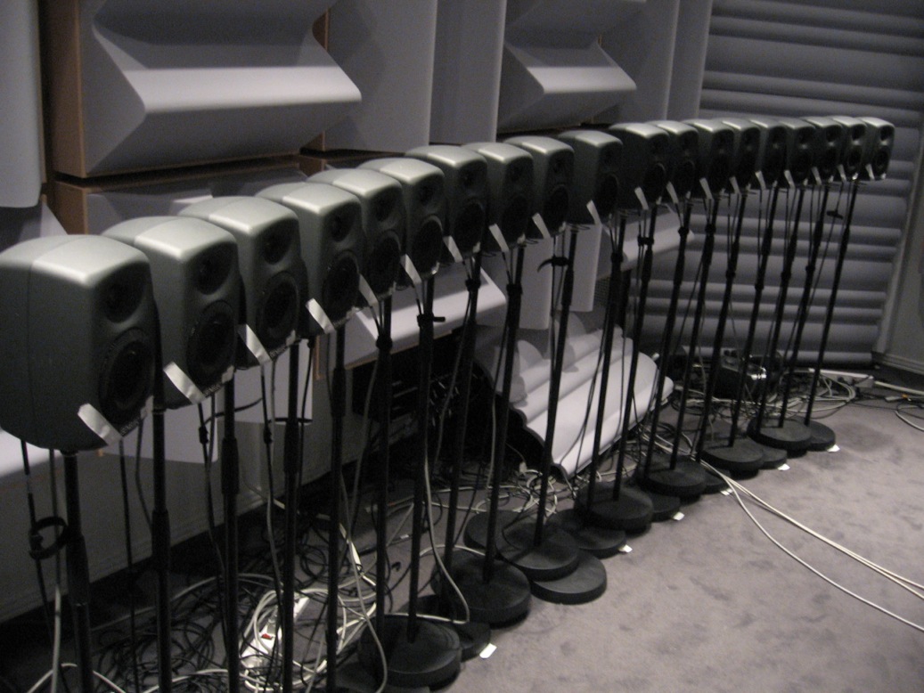 Un ensemble d’enceintes acoustiques au Spatial Audio Lab - © CIRMMT