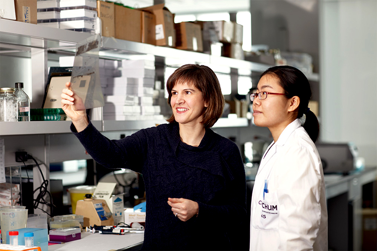 Marie-Josée Hébert dans un laboratoire du Centre de recherche du CHUM, en compagnie de Bing Yan, étudiante au doctorat en biologie moléculaire. - © 2014 CRCHUM