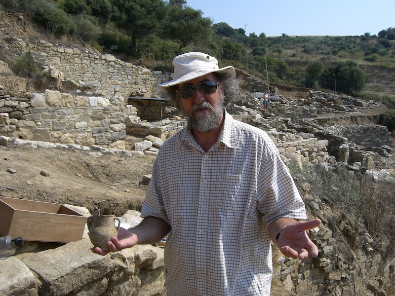 Jacques Perreault sur son chantier de fouille à Argilos, en Grèce du nord - © Jacques Perreault
