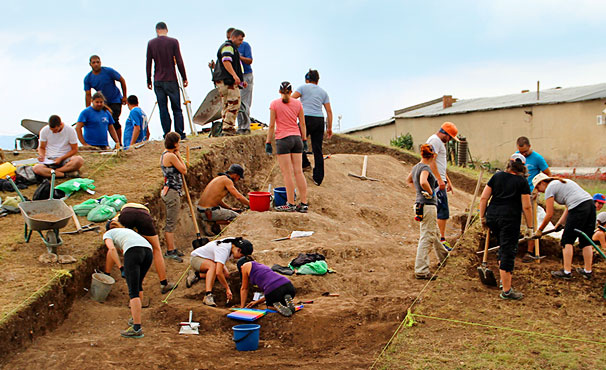 À l'automne 2013, à l'initiative de Jacques Perreault, 18 étudiants ont participé à un séjour de 10 semaines en Bulgarie, en Turquie et en Grèce. Les étudiants ont acquis une expérience sur le terrain en faisant notamment des fouilles sur le site thrace de Botevo, en Bulgarie.