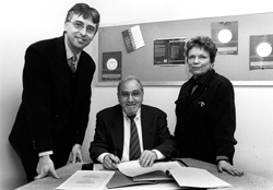 En 1999, Serge Brochu, directeur du CICC, créé un groupe d’experts internationaux sur les trajectoires déviantes ayant pour mandat d’établir des collaborations et un agenda de recherches comparatives. De gauche à droite: Serge Brochu, Cândido da Agra, de l'Université de Porto, et Mireille Mathieu.
