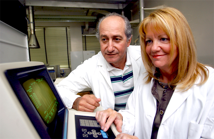 Joseph Zayed, dans son laboratoire, en compagnie de Lise Gareau, technicienne.