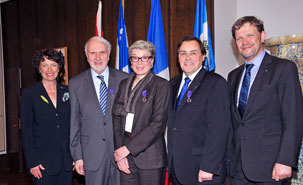 De gauche à droite: Louise Roy, Chancelière de l'UdeM; Joseph Hubert et Monique Cormier, professeurs honorés; Guy Breton, Recteur de l'UdeM et Nicolas Chibaeff, Consul général de France à Québec .