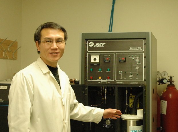 Julian Zhu dans son laboratoire de l'Université de Montréal.