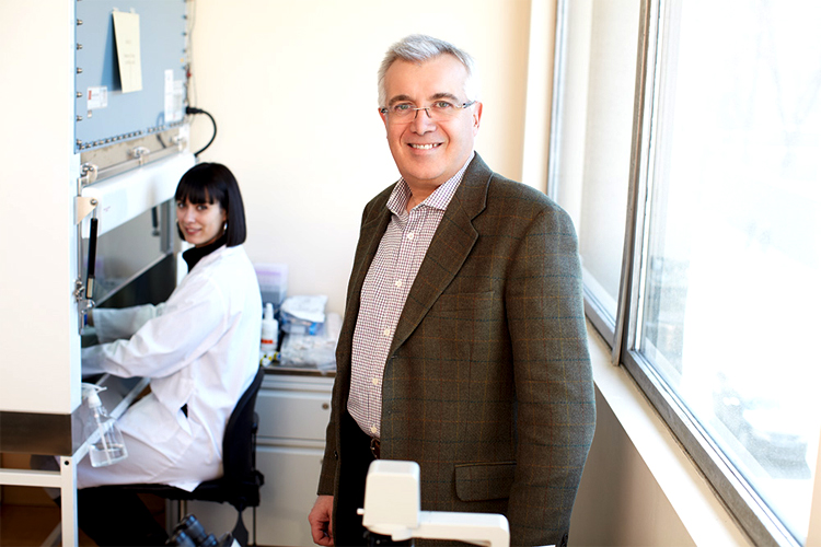 Le Dr Eric A. Cohen dans son Laboratoire de l'Institut de recherche cliniques de Montréal (IRCM). - © 2014 Université de Montréal