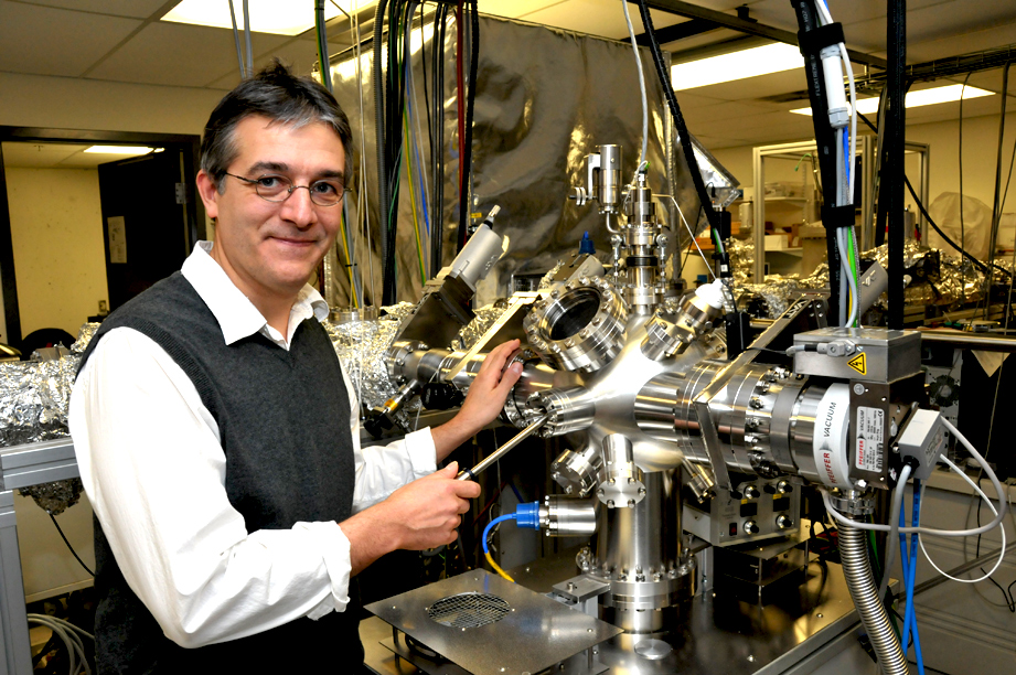 Le laboratoire où travaille Richard Martel possède plusieurs appareils extrêmement sophistiqués, tel ce microscope permettant d’observer les nanotubes de carbone. - © 2011. Université de Montréal
