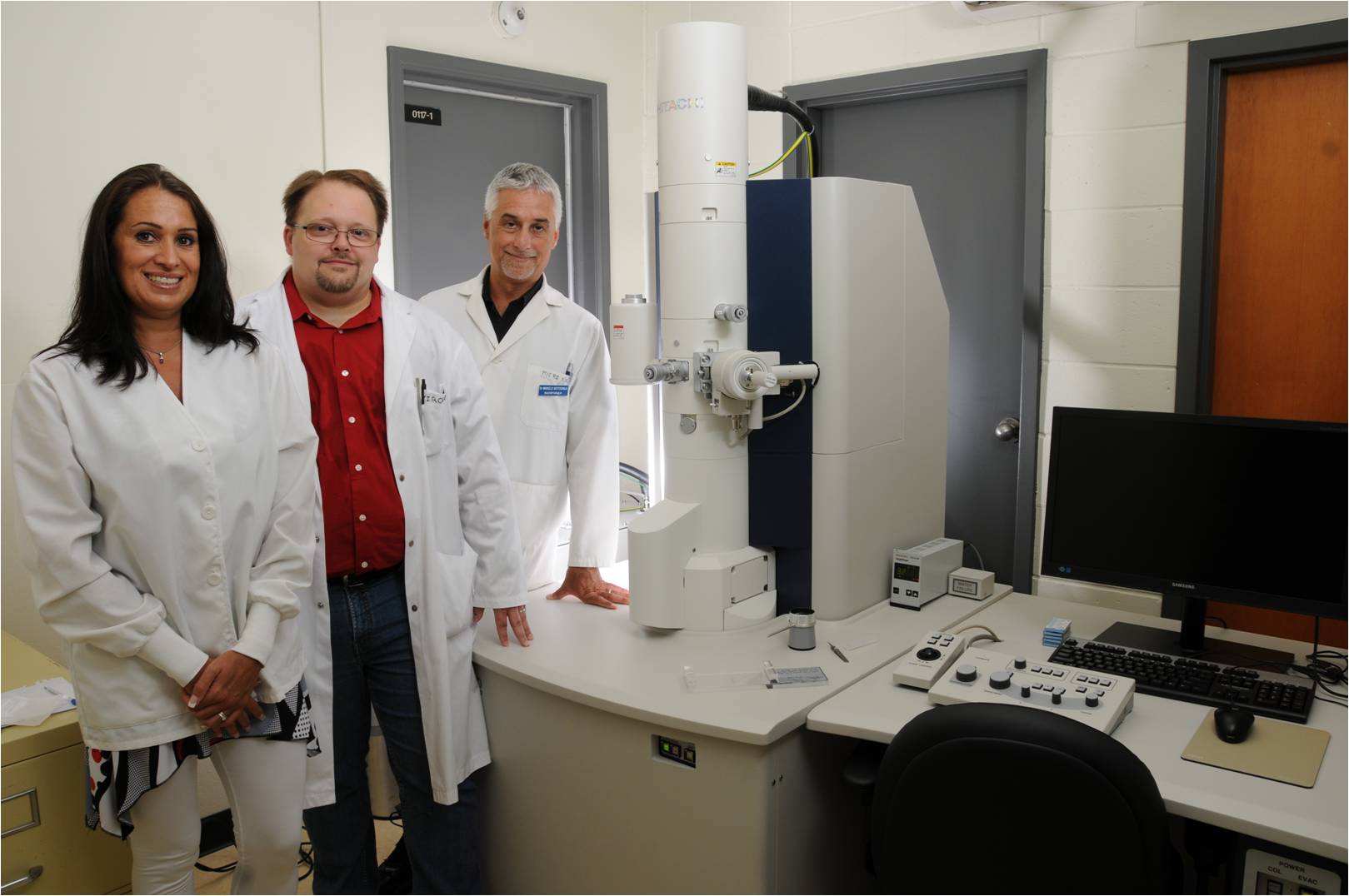 Nouvelle infrastructure de microscopie électronique à transmission (Laboratoire de pathogenèse des maladies infectieuses animales (LPMIA); Financement: FCI). De gauche à droite: Mariela Segura, Carl A. Gagnon, Marcelo Gottschalk.