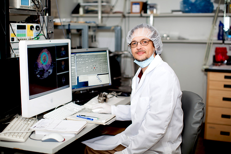 Dr Cisek dans son laboratoire de l'Université de Montréal. - © 2014 Université de Montréal