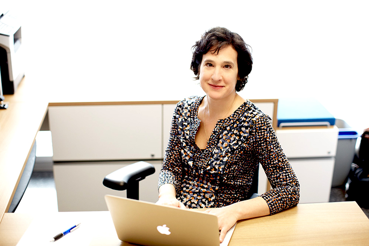 Marie-Hélène Mayrand dans les bureaux du CRCHUM - © 2014 Université de Montréal