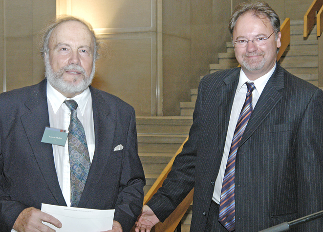 Laurent Mailhot en compagnie d’Alain Leduc, de l’imprimerie Transcontinental, lors de la remise du prix de la revue Études françaises pour sa prose sur les prosateurs.