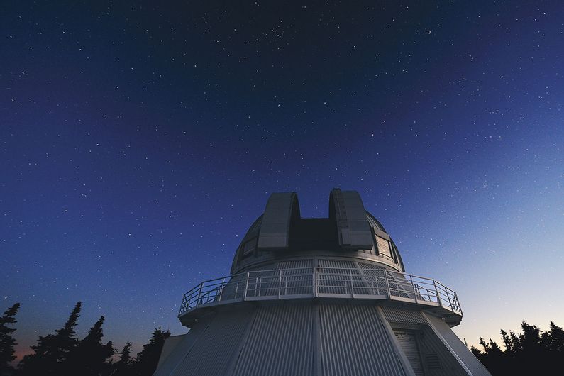 Inauguré en 1978, l’Observatoire du Mont-Mégantic accueille des spécialistes et des étudiants des universités de Montréal, McGill, Laval et Bishop’s, réunis au sein de l’Institut de recherche sur les exoplanètes.