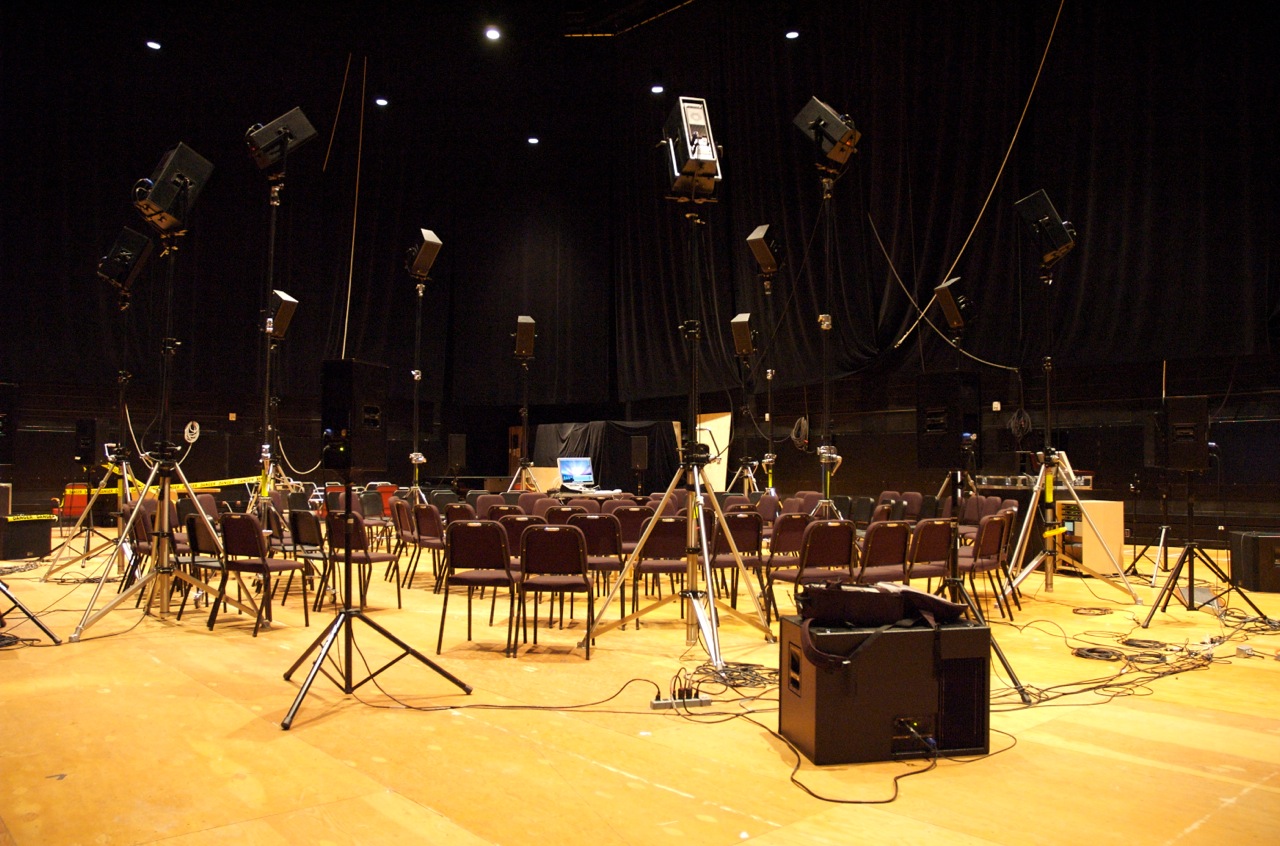 Un concert de “The Virtual Haydn” est en préparation à la salle multimédia, où 24 enceintes acoustiques créent un environnement acoustique virtuel - © CIRMMT