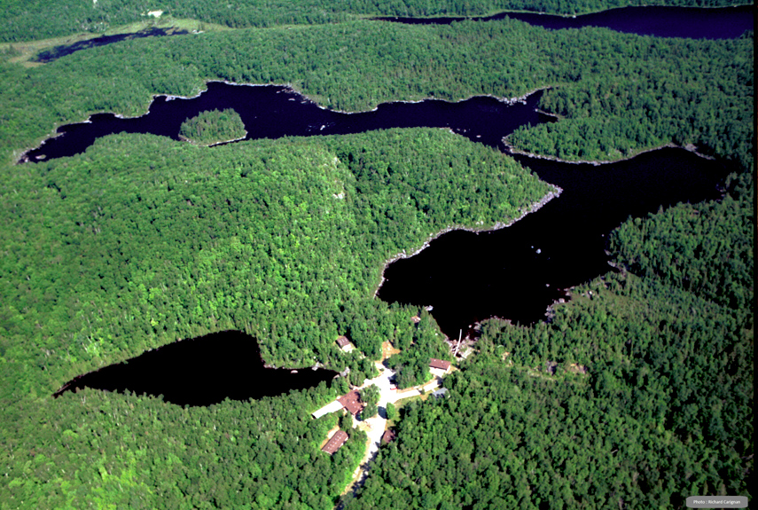 La Station de biologie des Laurentides est située à 75 km au nord de Montréal, au cœur des Basses Laurentides, sur un terrain montagneux caractéristique du Bouclier canadien. On y trouve une quinzaine de lacs ainsi que plusieurs marécages et tourbières drainés par environ 50 km de ruisseaux.