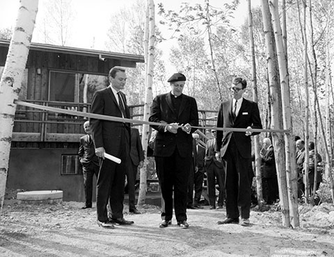Inauguration de la Station de biologie en 1965. De gauche à droite : Pierre Jolicoeur, directeur intérimaire de la Station de biologie; Mgr Irénée Lussier, recteur; Henri Fabre, doyen de la Faculté des sciences.